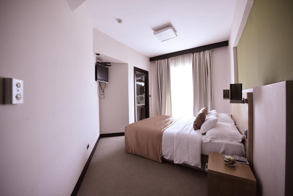 City Hotel بودغوريتْسا الغرفة الصورة