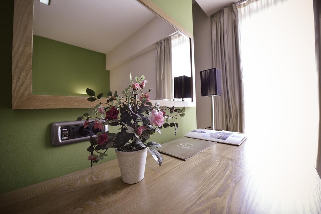 City Hotel بودغوريتْسا الغرفة الصورة