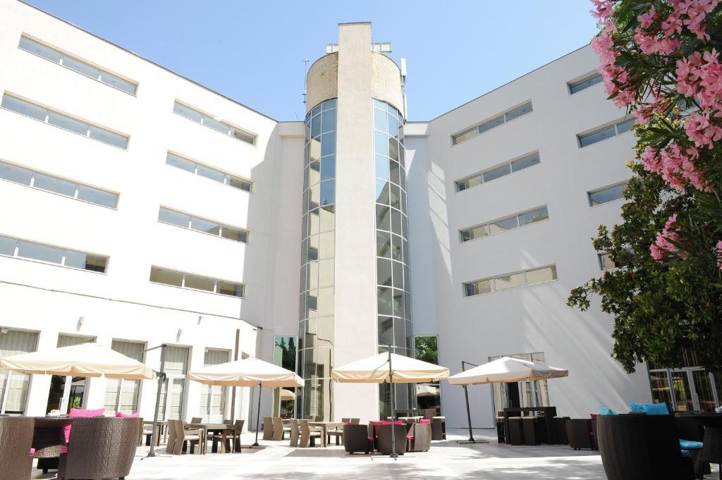 City Hotel بودغوريتْسا المظهر الخارجي الصورة