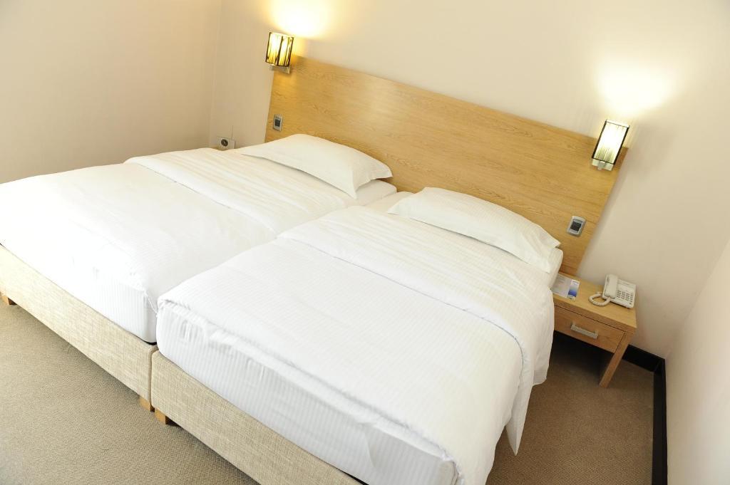 City Hotel بودغوريتْسا الغرفة الصورة