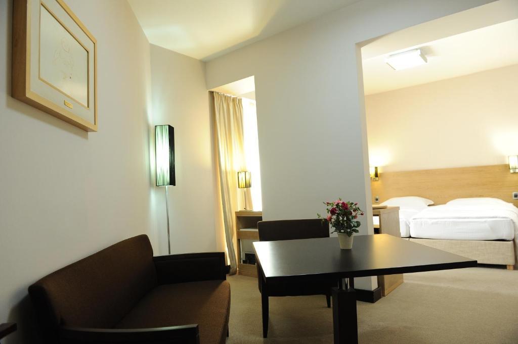 City Hotel بودغوريتْسا الغرفة الصورة