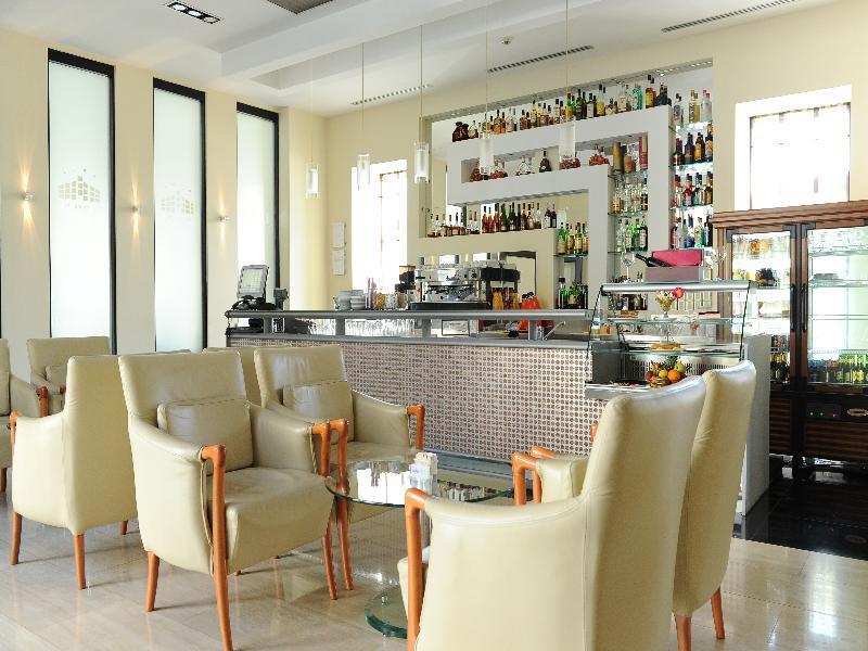 City Hotel بودغوريتْسا المظهر الخارجي الصورة