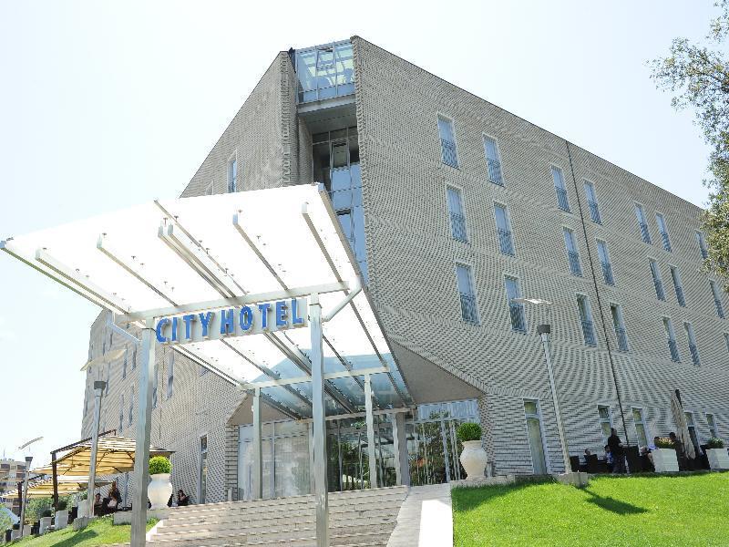 City Hotel بودغوريتْسا المظهر الخارجي الصورة