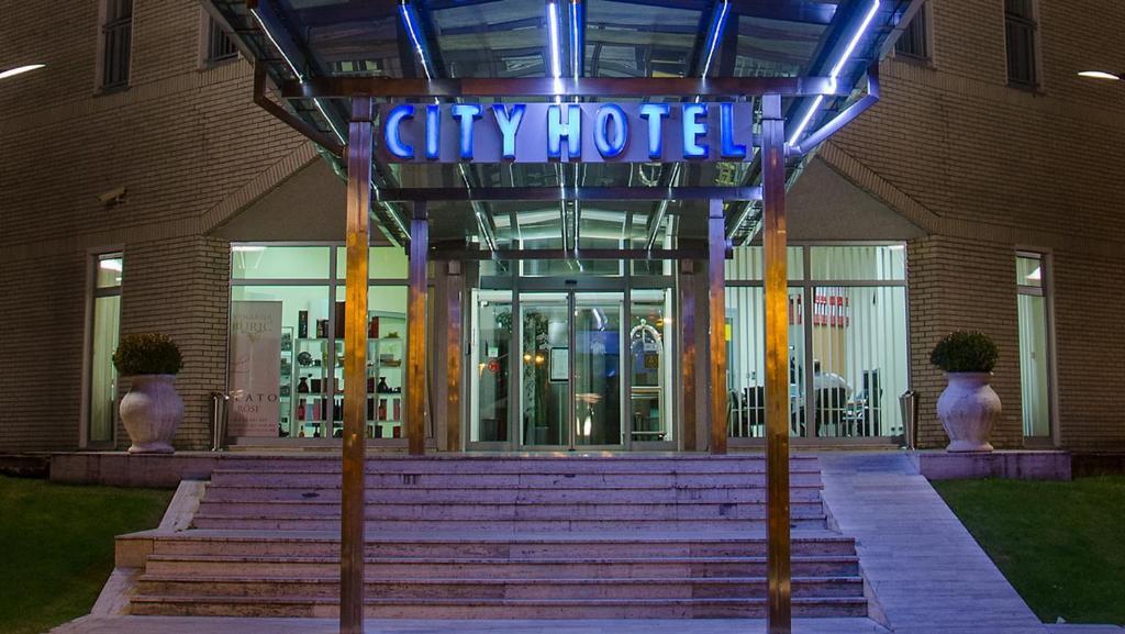 City Hotel بودغوريتْسا المظهر الخارجي الصورة